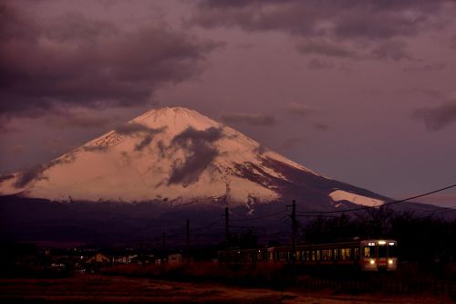 御殿場線の富士山バックを行くローカル電車（御殿場～足柄）