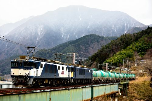 中央西線の冬の伊奈川橋梁を行くＥＦ６４重連牽引の石油輸送列車（大桑～須原）