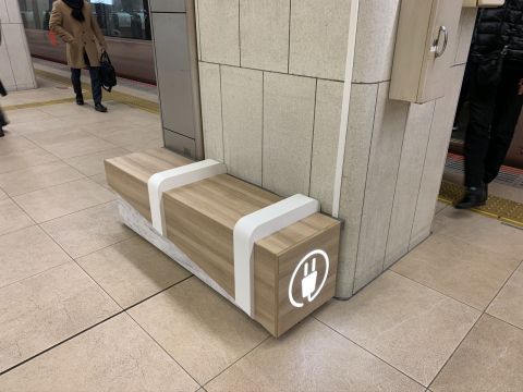 小田急新宿駅にチャージングベンチ設置