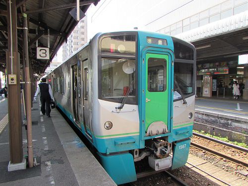 徳島駅にて。阿南方面より普通列車が到着。　【2016年05月　徳島県徳島市】
