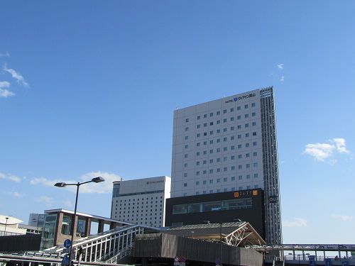 西口にも東口にも、同じJR西日本系のホテルが建つ岡山駅。　【2018年05月　岡山県岡山市】