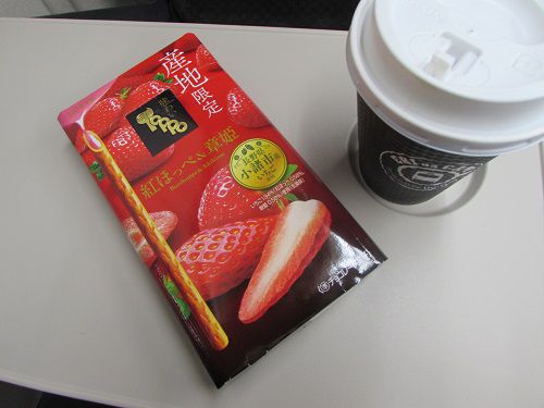 北陸新幹線車内で、産地限定、小諸市産いちごを使用したチョコレート菓子。　【2020年02月　上野駅新幹線車内】