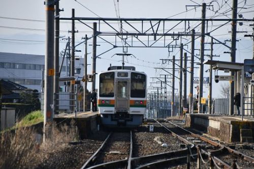 4月4日撮影　飯田線は羽場駅にて211系と213系の並びより　その1