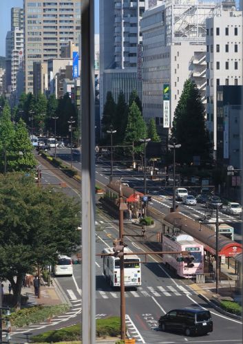 山陽新幹線は岡山駅ホームから見える光景（２０１９年９月　路面電車　うどん屋さん）