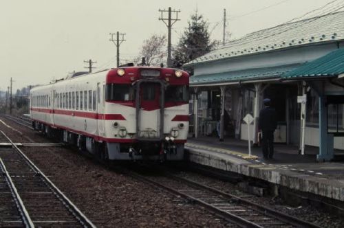 東北本線ED79形　雨の中での列車待ち　1995-04-30