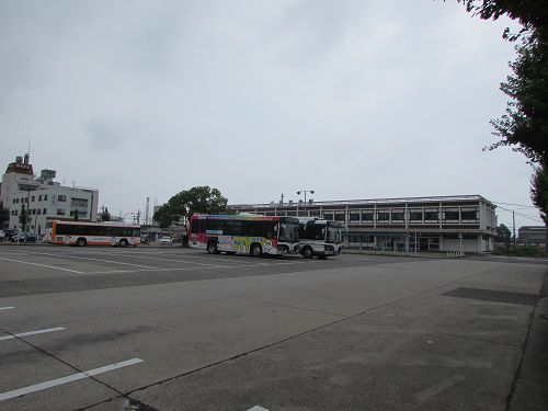 曇天の下、重々しい？雰囲気のJR四日市駅。　【2017年08月　三重県四日市市】