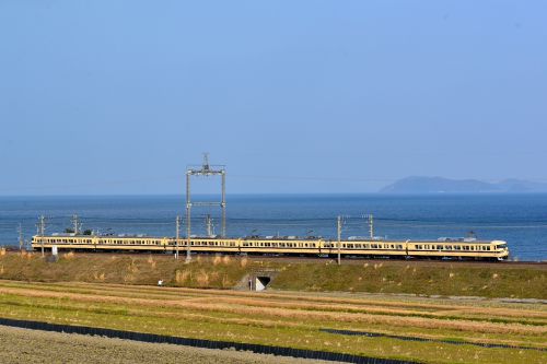 湖西線の青く輝く琵琶湖をバックに行く国鉄色の１１７系電車他（志賀～蓬莱）