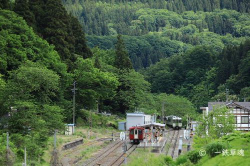 山間のローカル駅での列車交換