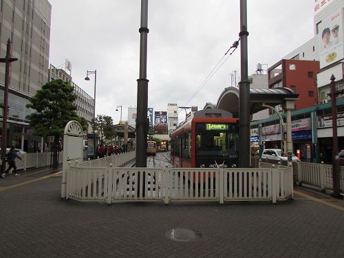 行き止まりの配線が印象的な、松山市駅前の路面電車乗り場。　【2016年05月　愛媛県松山市】