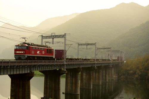 山陽本線の川霧に包まれた吉井川橋梁を行くＥＦ５１０と１１５系電車（熊山～万富）
