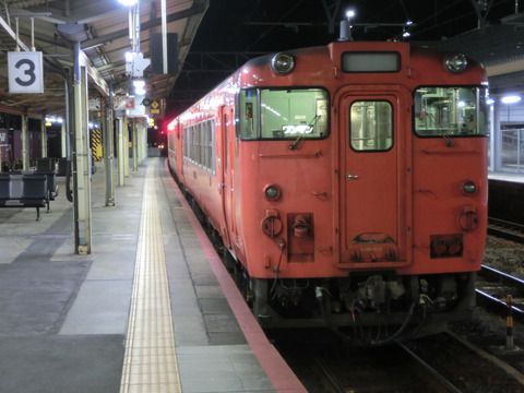 徳山駅で 夜の時間帯に 岩徳線 岩国行きを撮る （列車＆発車標） 【2019年3月】