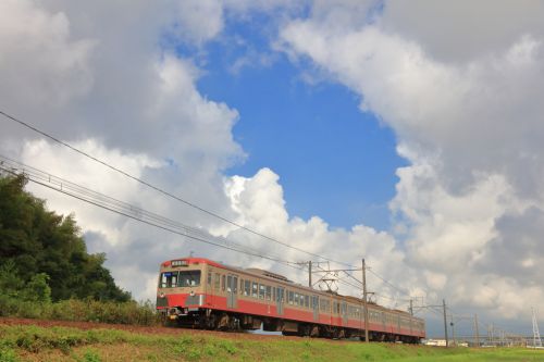 三岐鉄道の夏を行くリバイバルカラーの赤電８０１系とＥＤ４５重連牽引のセメント貨物（保々～山城）
