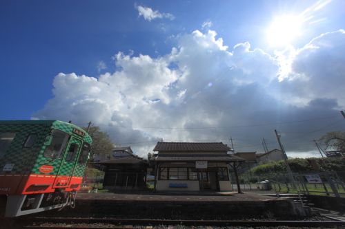 小さな駅と大きな雲