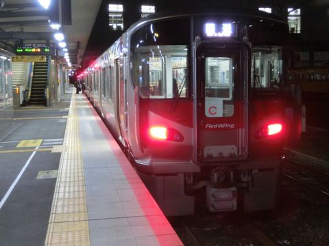 徳山駅で227系 「サンフレッチェ広島ラッピング列車」 を取る（2019年3月）