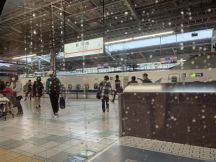新幹線ひかり535号は新大阪駅でJR東海から西日本に乗務員交代、そしてJR最長O型きっぷの旅はここから107経路め山陽新幹線に入ります
