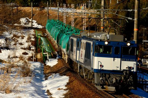 中央西線の残雪の伊奈川橋梁を行くＥＦ６４重連牽引の石油輸送列車他（大桑～須原）