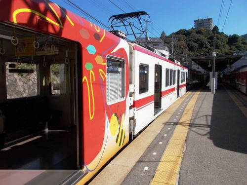 ラッピングトレイン「HAPPY 　TRAIN☆」　神戸電鉄5000系電車