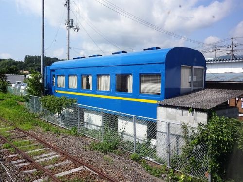 磐越東線小川郷駅に隣接して置かれている軽量客車のカットボディ