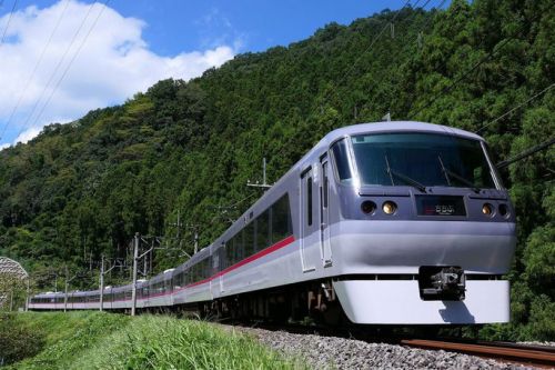 富山地方鉄道に行った西武10000系(ニューレッドアロー号)、新旧レッドアロー共演や地鉄対応改造が気になる