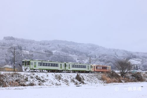 寒波の長野市近郊の鉄道風景