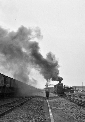 室蘭本線　追分駅から煙を吐きＤ５１４６７が発車（１）