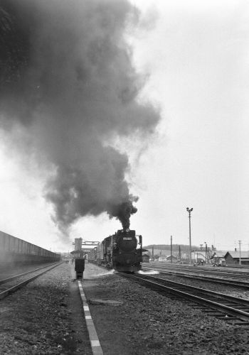 室蘭本線　追分駅から煙を吐きＤ５１４６７が発車（２）
