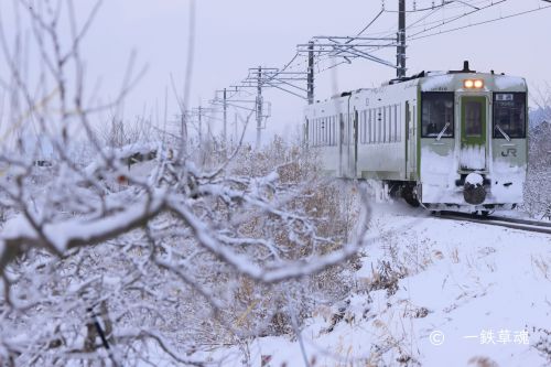 雪の県境へ向かう下り列車2本