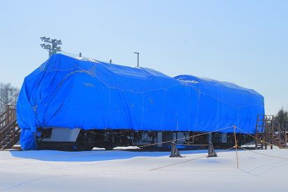 今冬もブルーシートで覆って冬眠中のキハ183系国鉄色保存車