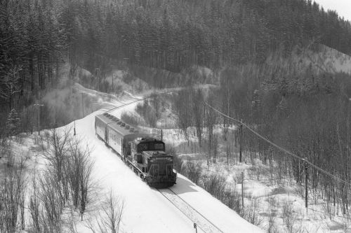 雪晴れの峠道を登る短い列車　- 1986年・石北本線 -