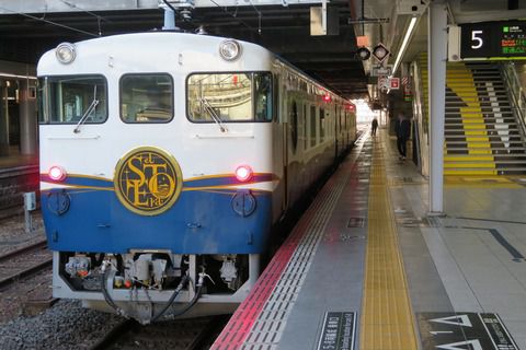 広島駅で観光列車 「etSETOra」 尾道行きを撮る （車両＆発車標） 【2021年1月】