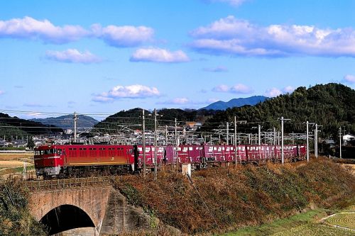 鹿児島本線で活躍する交流電気機関車ＥＤ７６牽引のコンテナ貨物と８８２系特急「ソニック」（福間～東福間）