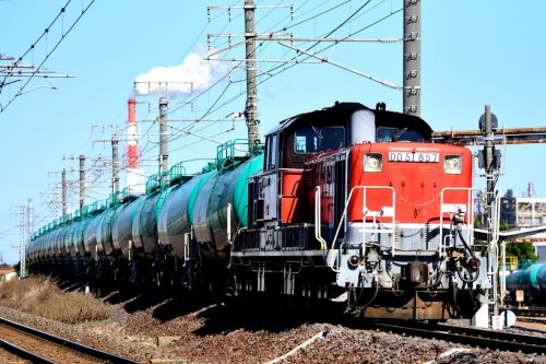 関西本線の重化学工業地帯を行くＤＤ５１牽引の石油輸送列車他（四日市～富田浜）