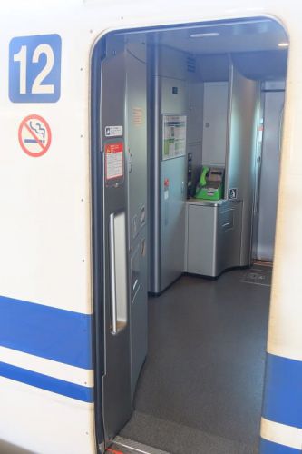 東海道新幹線N700系 12号車デッキの公衆電話(2021年3月)