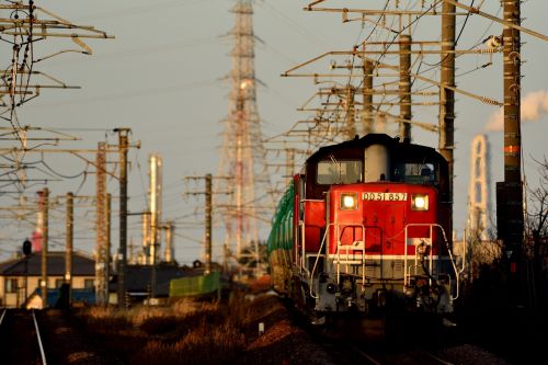 関西本線で最後の活躍をするＤＤ５１が先頭に立つＤＦ２００との重連牽引の石油輸送列車（四日市駅）