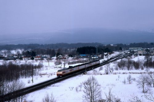 雪雲の待つ北へ走り去る特急　- 函館本線・1986年 -