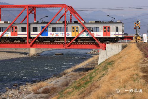 赤いトラス橋を渡る上田電鉄