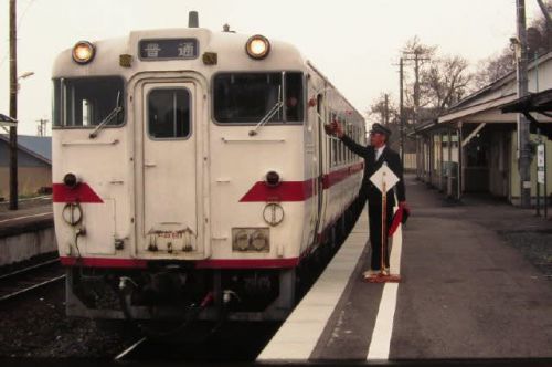 八戸線キハ40系　陸中八木駅のタブレット交換　1996-04-29