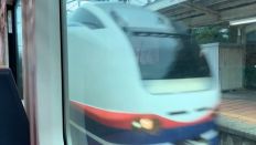 信越本線上り長岡行きは羽生田駅で中線2番線に停まり特急しらゆき号に追い抜かれ