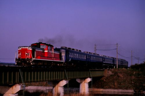 山陰本線の鉄橋を行く懐かしのＤＤ５１牽引のローカル客車列車とキハ５８系のローカル列車（浦安～由良）