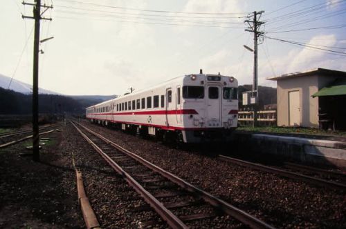 花輪線キハ58系　夕陽に包まれる十和田南駅　1996-05-03