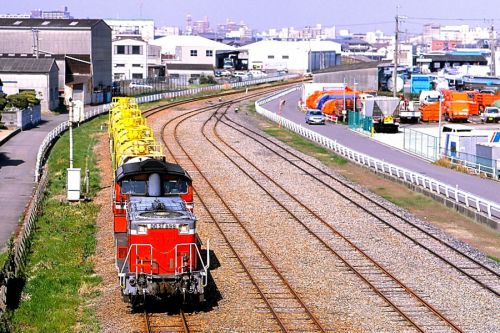関西本線（塩浜線）を行く懐かしのＤＤ５１牽引の化成品輸送の黄色タキ列車他（四日市～塩浜）