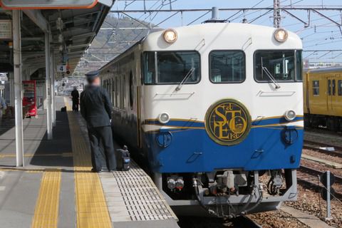 糸崎駅で観光列車 「etSETOra」 （運転停車） ＆ 227系の岩国行きを撮る （2021年3月）