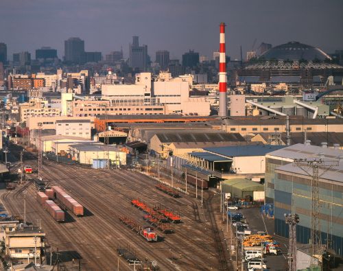 大阪環状線の貨物支線の懐かしの浪花貨物駅で大阪の街並みを望む中のＤＤ５１形機関車（浪花貨物駅）