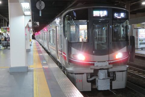 金沢駅で 七尾線の新型車両 521系を撮る （2021年3月）