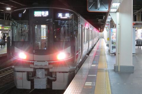 【1日に2本だけ】 金沢駅で七尾線 「高松行き」 を撮る （521系＆発車標） 【2021年3月】
