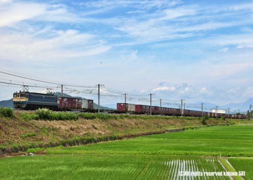 能登川をゆく貨物列車