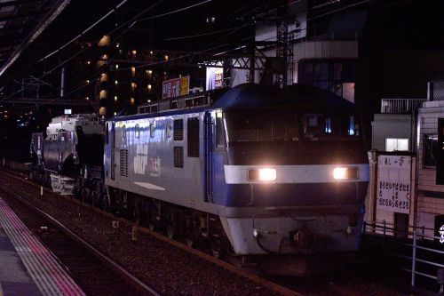 大阪環状線の深夜の野田駅を通過するＥＦ２１０ー１４１号機牽引のシキ８０１形大物車（野田駅）