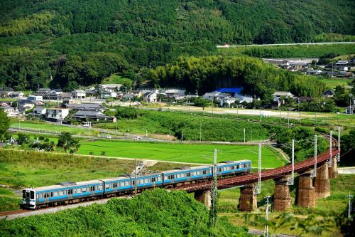 日豊本線の盛夏の風景の中を行く４１５系ローカル電車（杵築～大神）