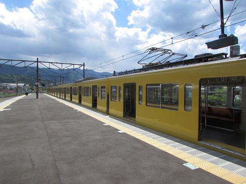 西武秩父駅で出発を待つ、飯能行きの普通列車。　【2021年05月　埼玉県秩父市】