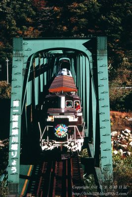 第一渡良瀬川橋梁を渡るトラ改造のトロッコ列車